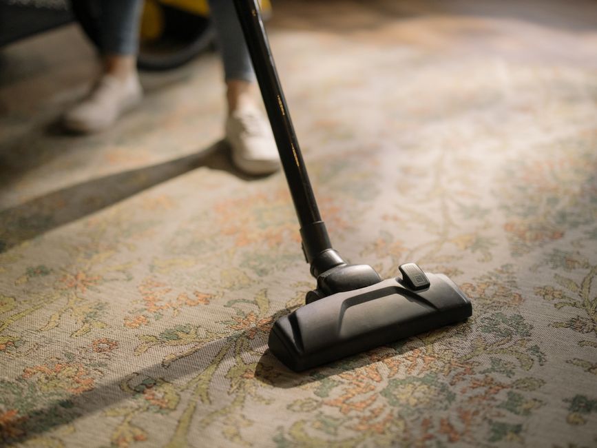 Clean area rug with vacuum cleaner